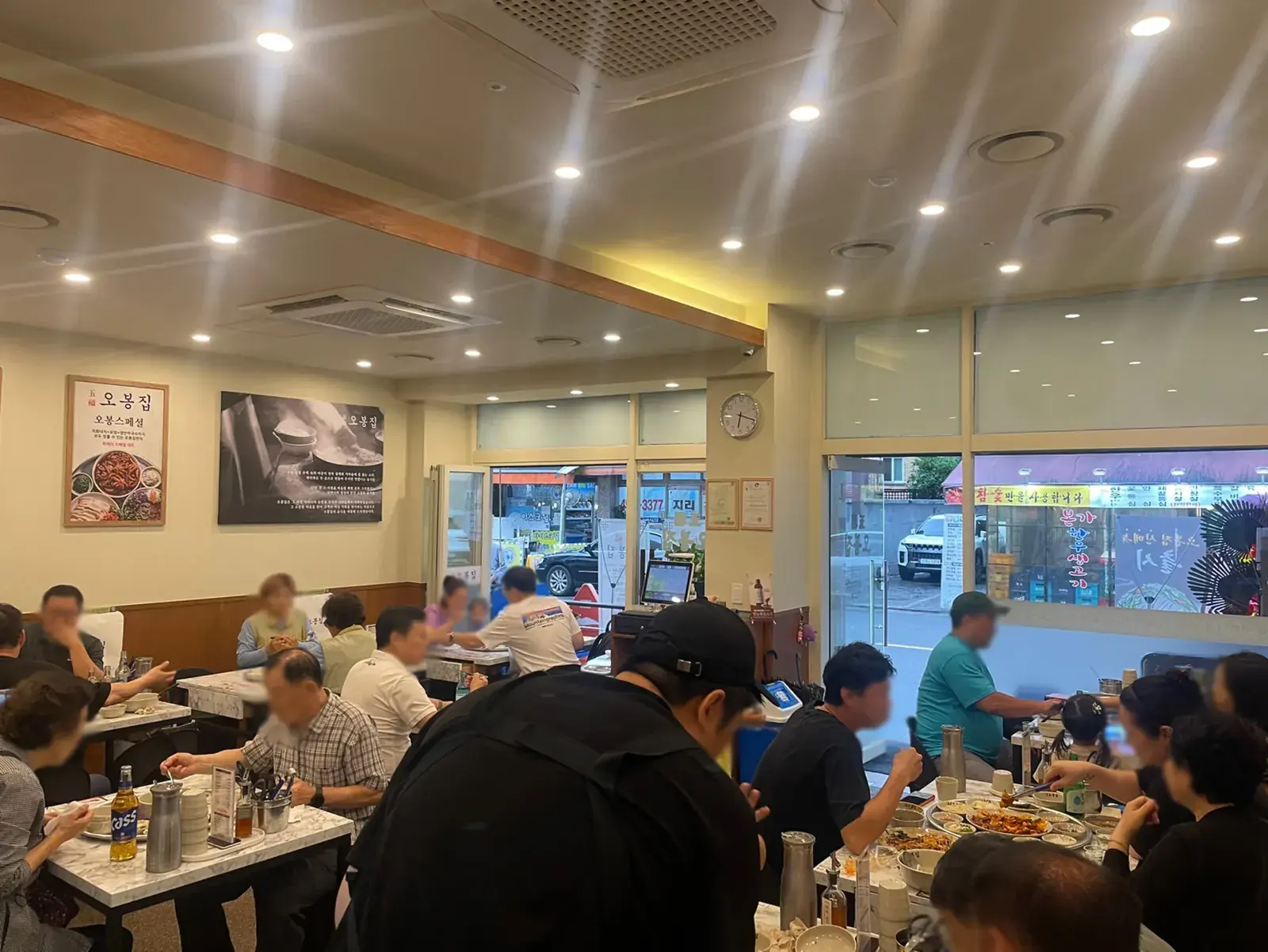 오봉집 매장 홀에서 식사하는 손님들